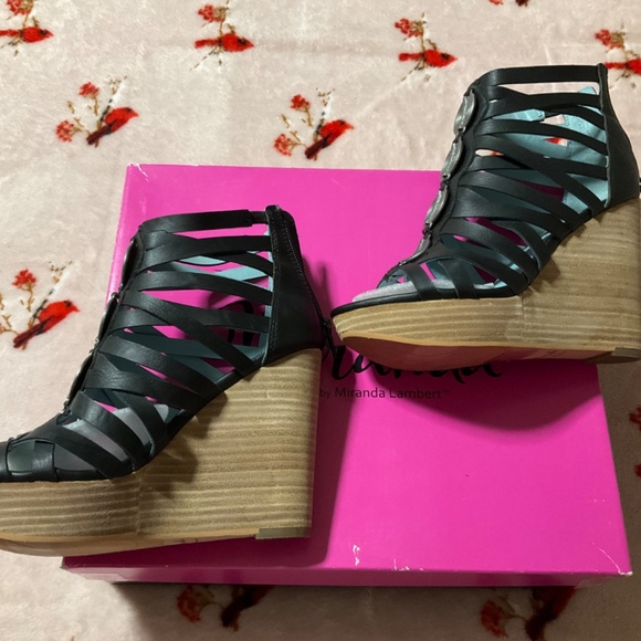 NIB Miranda Lambert Black wedge sandal Size 6 1/2 4.25” heel Back zip Gladiator - Picture 6 of 13
